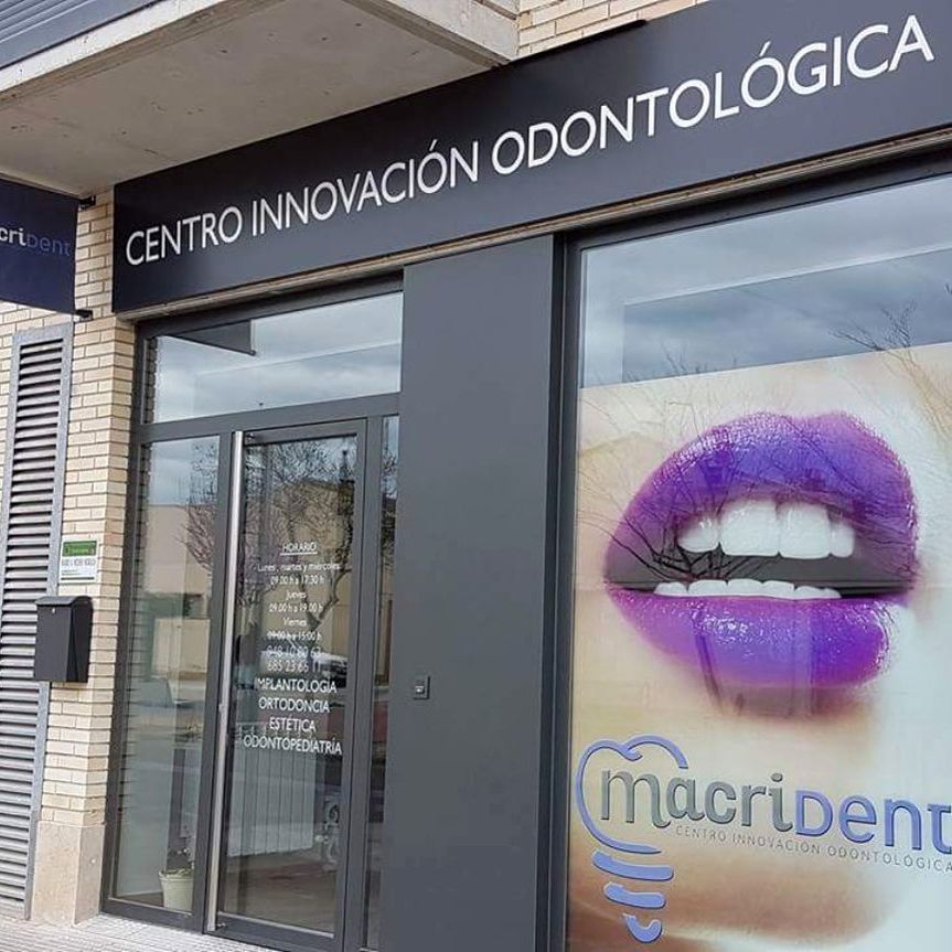 fachada clinica Macrident implantes dentales caparroso navarra